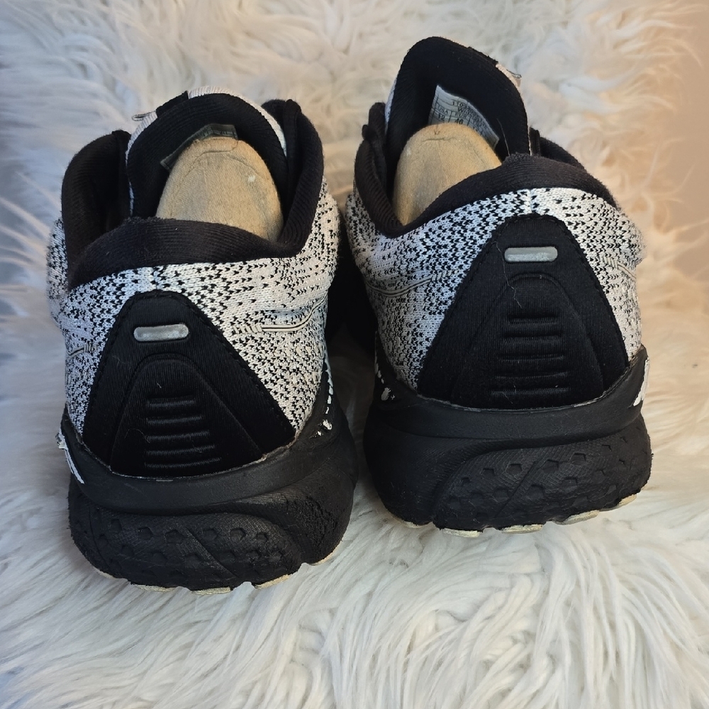 Host Pick π₯³ Men's Brooks Adrenaline GTS 21 Black and White Athletic Shoes - Picture 5 of 8